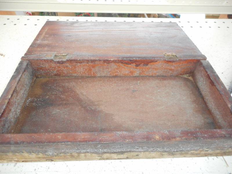 VINTAGE WOODEN BOX