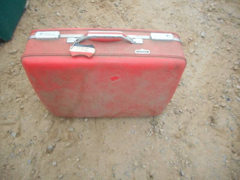 VINTAGE MEDIUM RED SUITE CASE