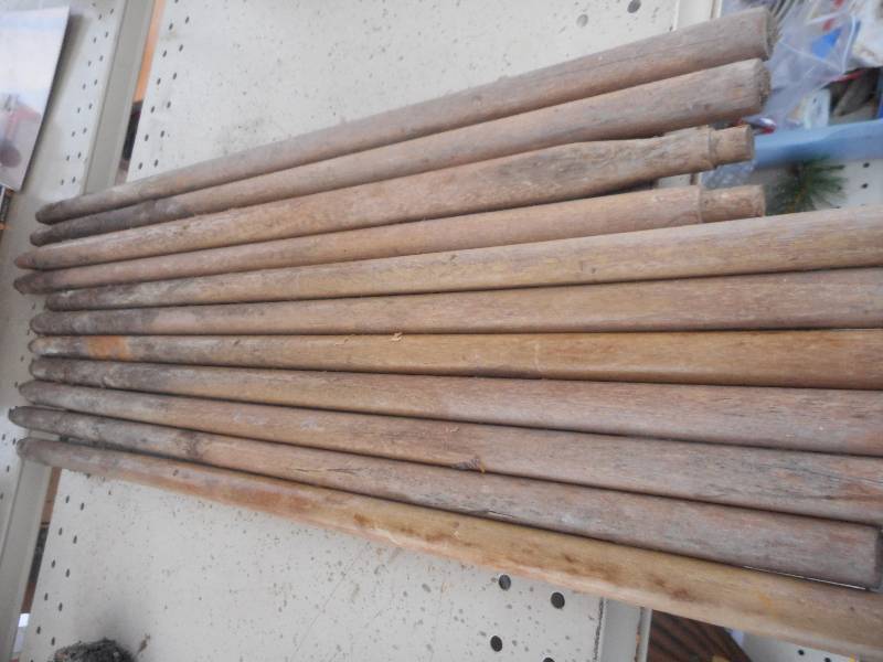 11 WOODEN DOWLES
