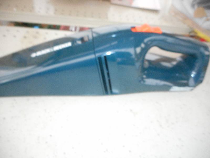 BATTERY OPERATED BLACK AND DECKER VACUUMM