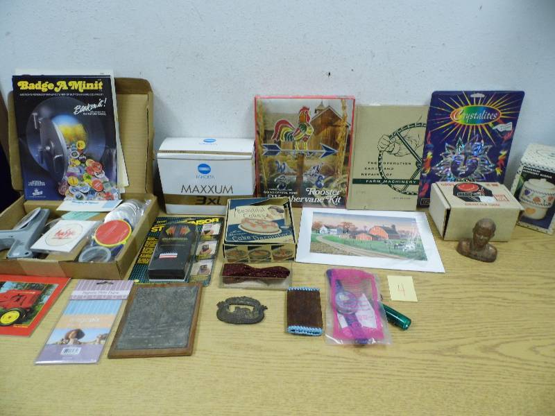 lot 4 image: Badge Minit Button Maker - Stud Sensor - Camera