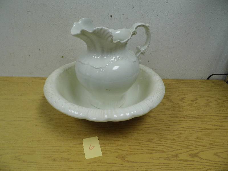 lot 6 image: Vintage Bowl w Pitcher