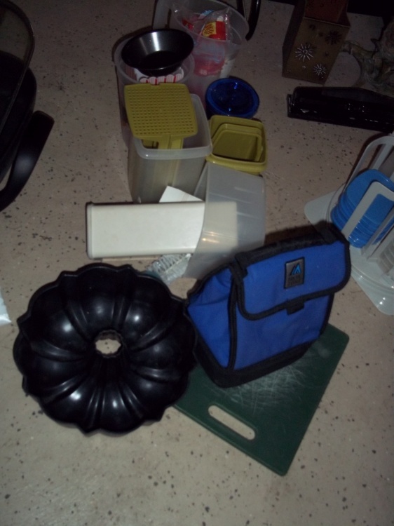 Bundt pan, storage containers, insulated lunch bag