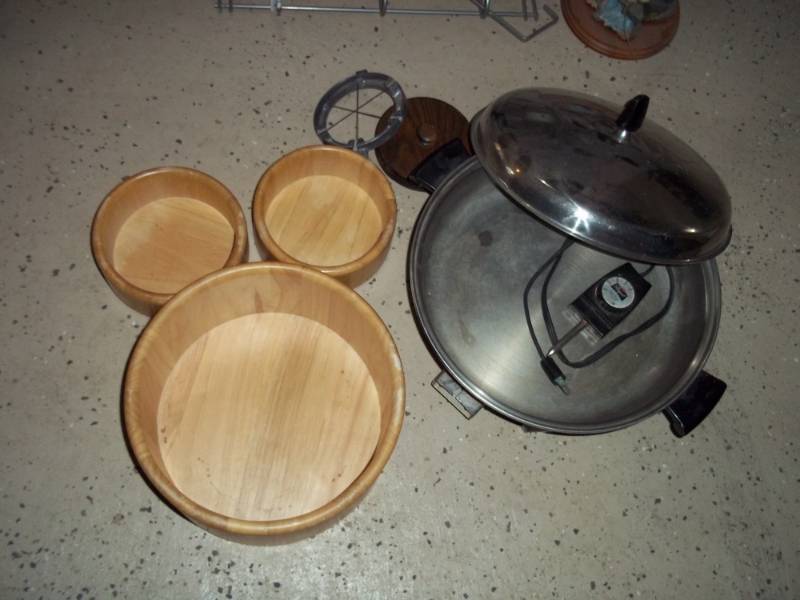 Electric Fry pan and set of wood bowls