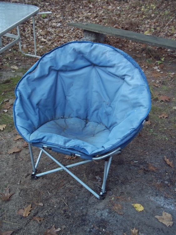 Folding lounging chair