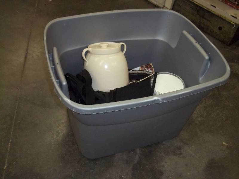 Tote with no lid includes contents