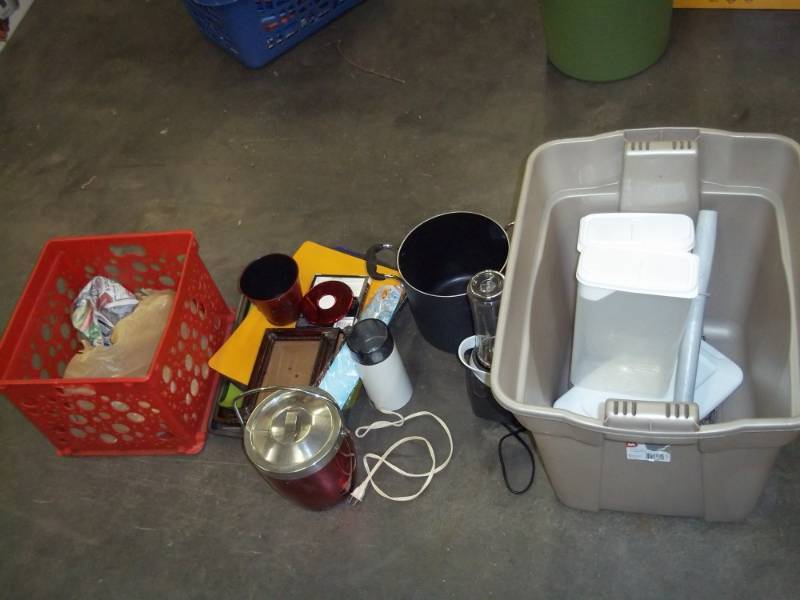 Tote with no lid includes contents