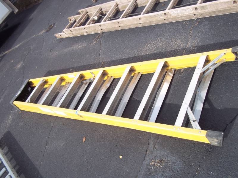 8 Fiberglass step ladder