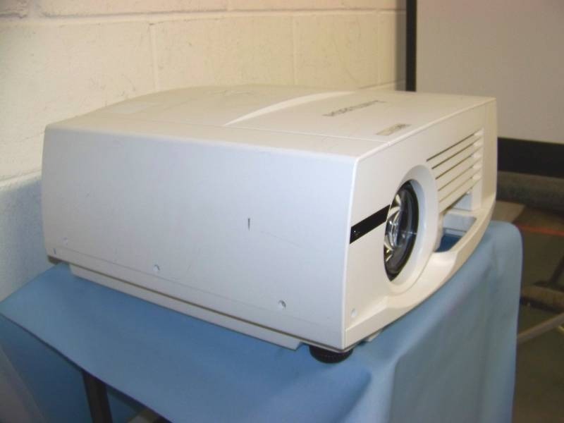 lot 33 image: Mitsubishi, WL6700U, LCD Projector