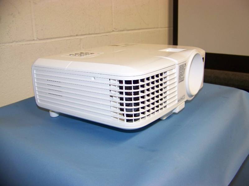 lot 26 image: Mitsubishi, EX241U, DLP Projector with HDMI Input