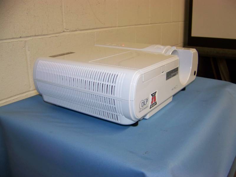 lot 28 image: Mitsubishi, XD221U, DLP Projector with Remote Control