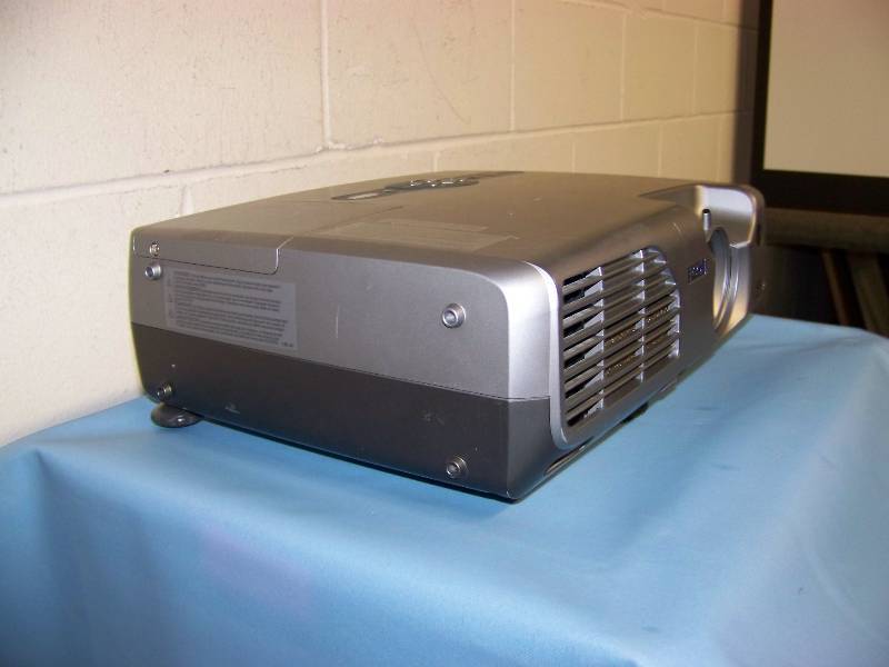 lot 40 image: Epson, EMP-821, LCD Projector