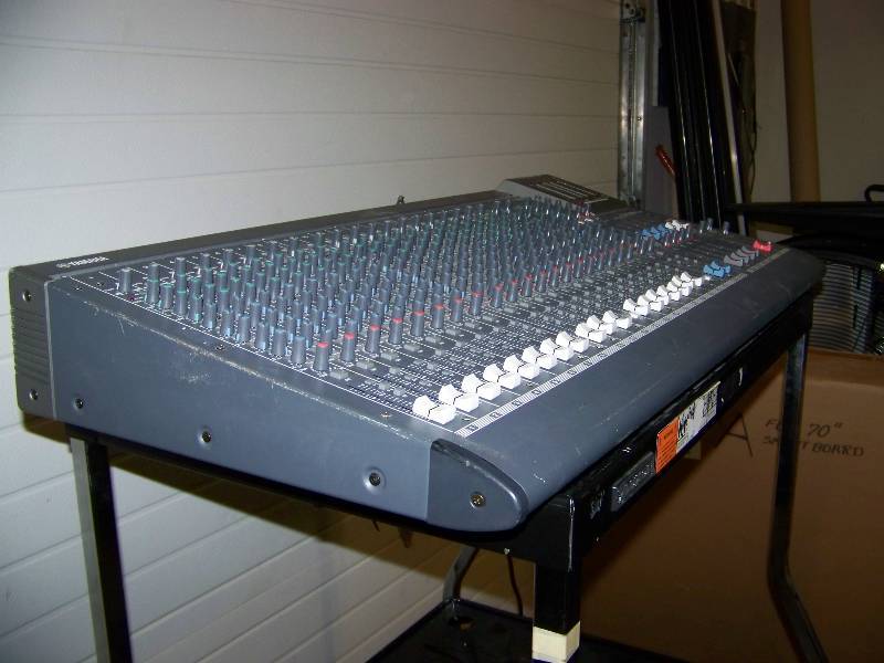 lot 2 image: Yamaha, 24-Channel, Mixing Console  Sound Board with Standard Power