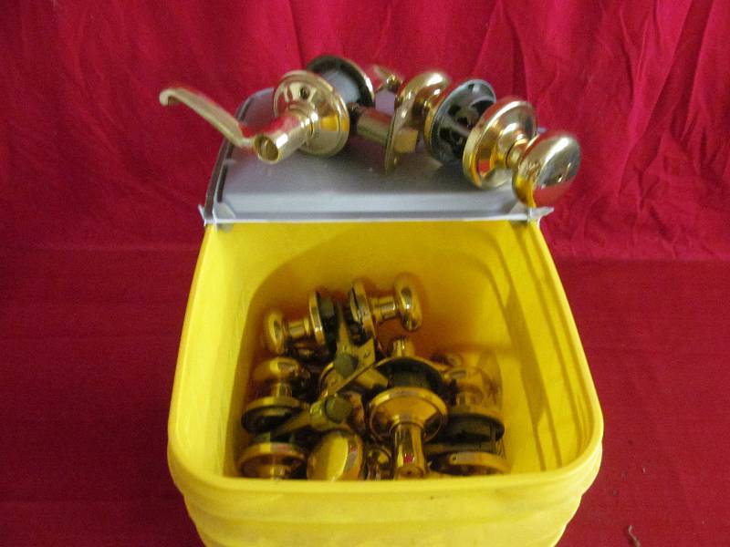 Tidy cat pail with door knobs