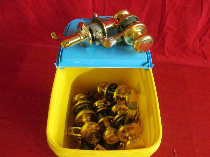 Tidy cat pail with door knobs