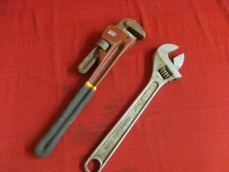 pipe wrench, crescent wrench