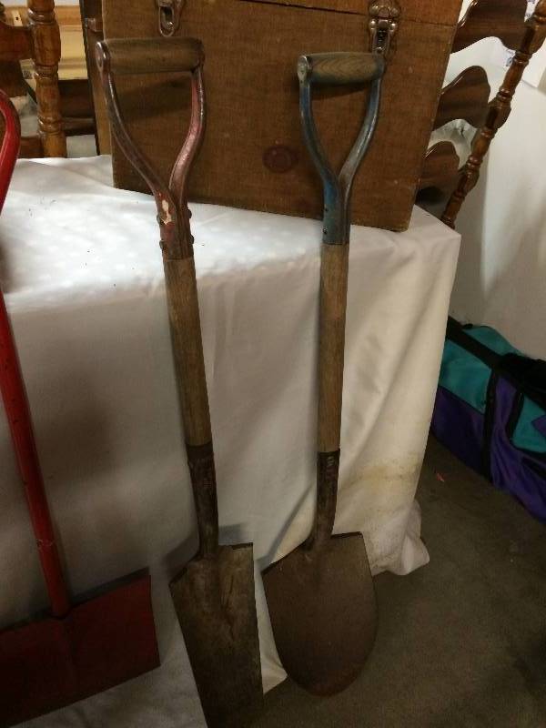 lot 3 image: Set Of 4 Vintage Outdoor Tools Shovels Ice Chippers