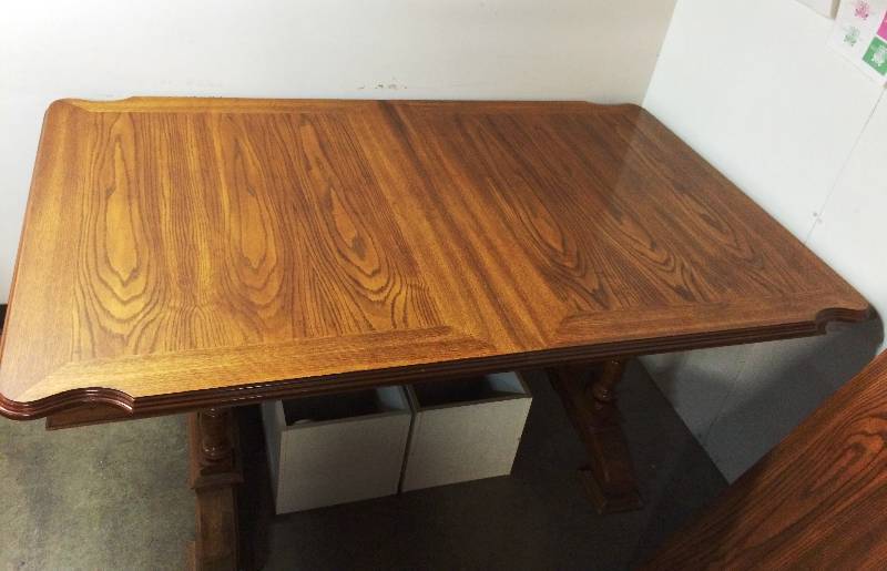 lot 24 image: WOW Bennett Furniture Vintage Solid Wood Dining Table With Leaf Plus Tabletop Pads & 6 Carved Turned Wood Spindle Ladder Back Chairs (Includes 2 Captain & 4 Side) - All Super Condition