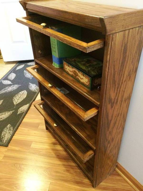 lot 23 image: Spectacular Condition Vintage Flip Up Glass 3 Shelf Whatnot Display Cabinet - Excellent Condition Contents Not Included
