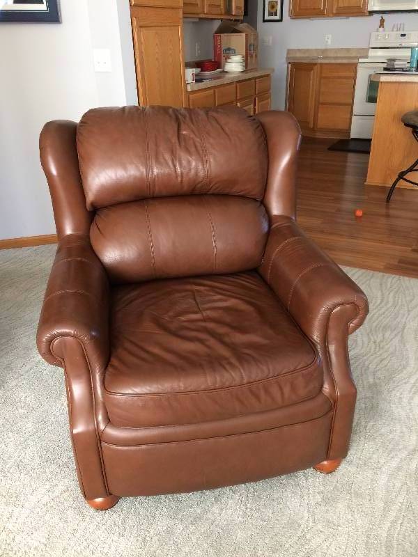 lot 20 image: Schneidermans Soft Luxury Comfort Timeless Look Rolled Arms Brown Leather Chair - Very Nice Condition