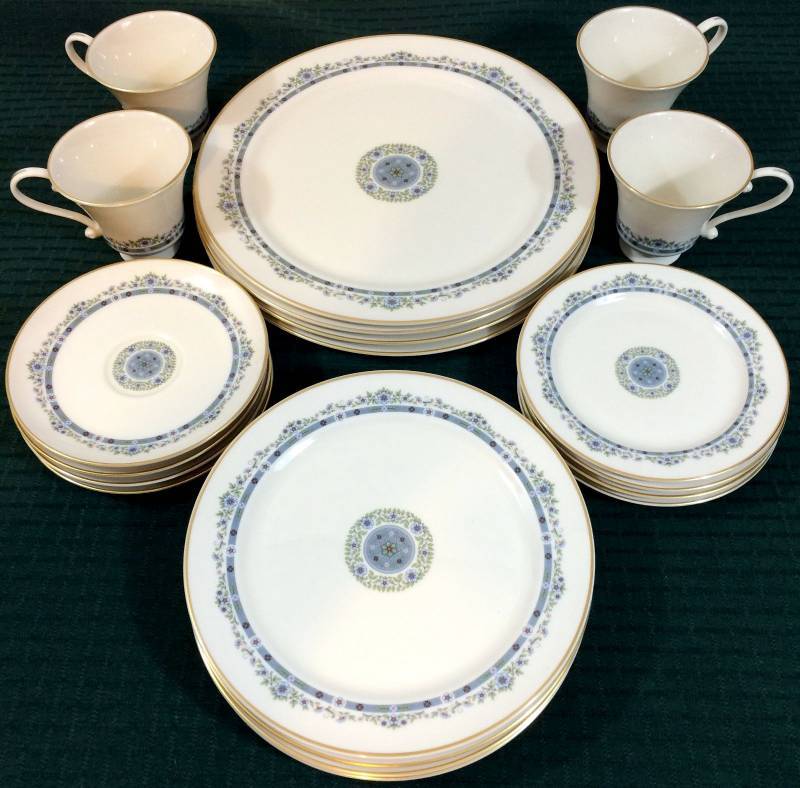 lot 5 image: Retails Used $320 Lovely 20 Piece Service Set High Quality Pickard Fleurette (4-5 Piece Placesettings) Blue Floral Wedding Gift - Mint Like New Condition