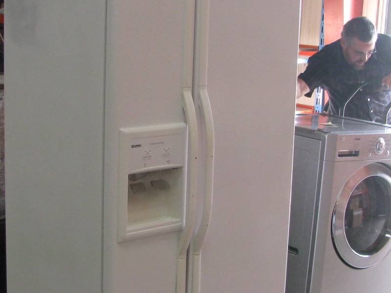lot 17 image: Kenmore Refridgerator