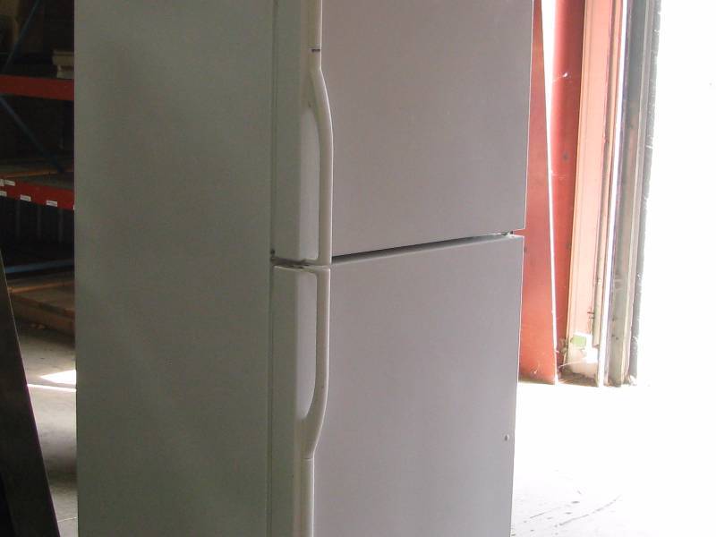 lot 20 image: Kenmore Refridgerator
