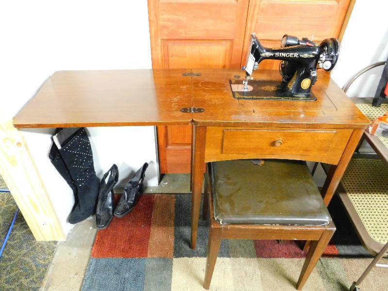 Vintage Singer Sewing Machine WDesk & Chair