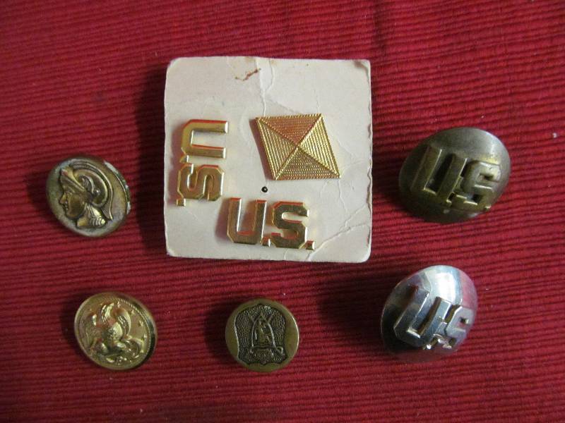 lot 89 image: Collectible PinsButtons