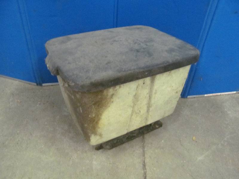 lot 115 image: Planter Box