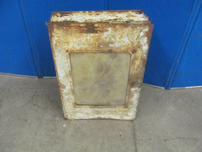 lot 131 image: Medicine Cabinet