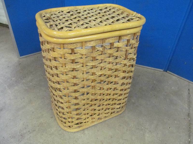 lot 133 image: Hamper