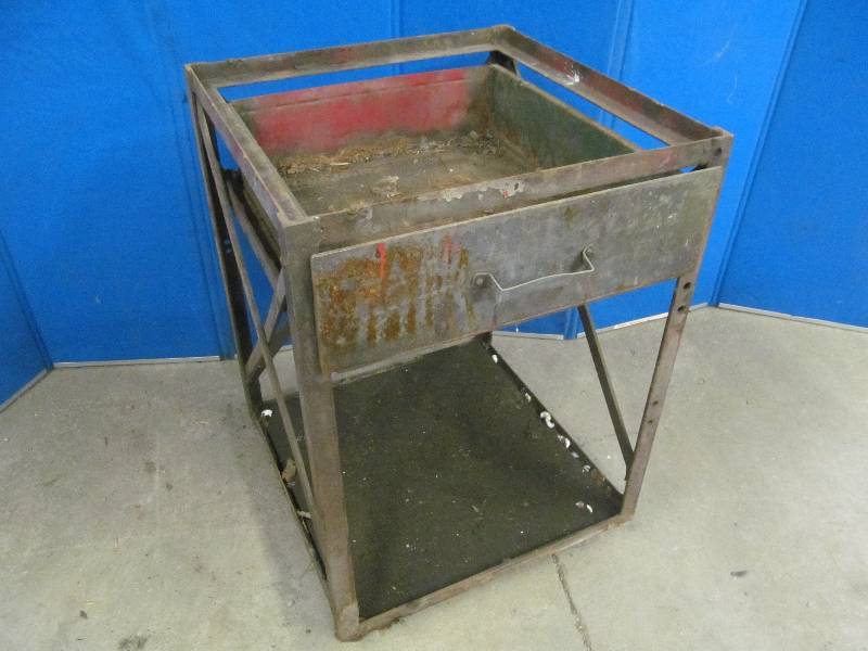 lot 138 image: Metal Base