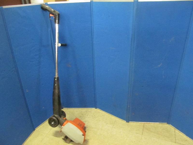 lot 176 image: Black n Decker lawn edger