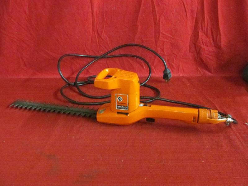 lot 188 image: Black n Decker trimmer