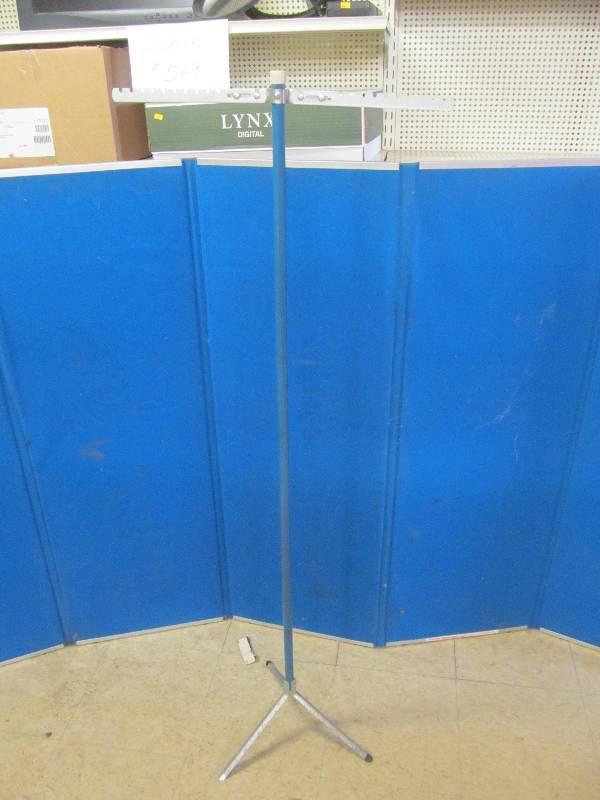lot 202 image: clothes organizer rack