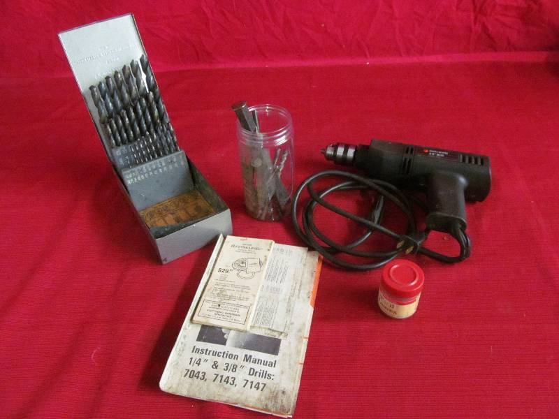 lot 220 image: Black nDecker drill