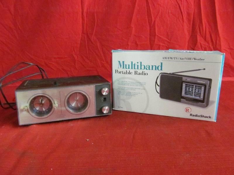 lot 224 image: Radio Shack radio