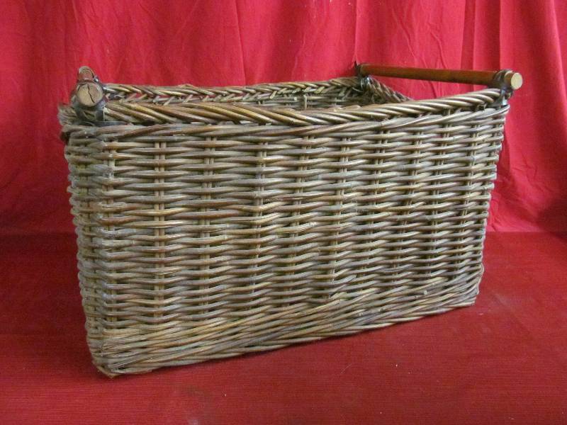 lot 305 image: Basket