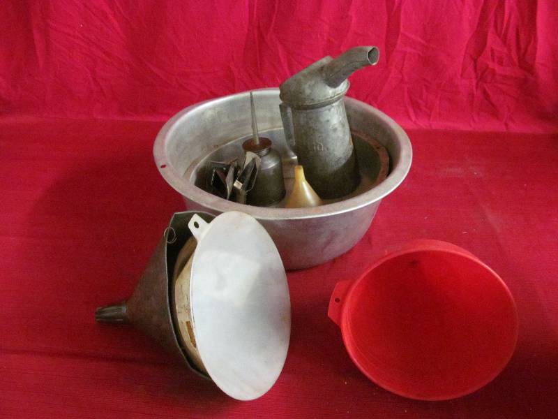 lot 307 image: Oil CansFunnels
