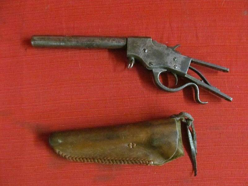 lot 328 image: Gun