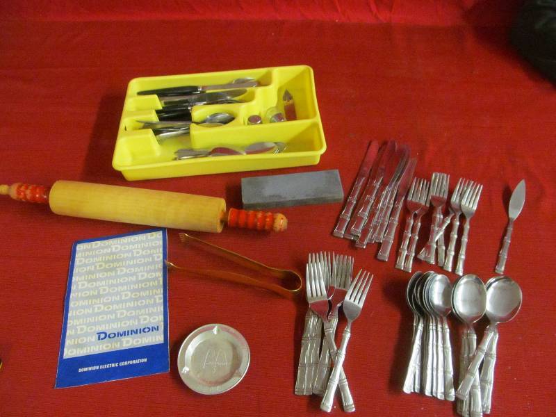 lot 330 image: FlatwareKitchenware