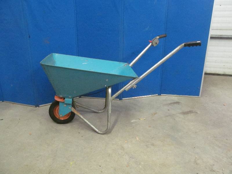 lot 359 image: Lawn Spreader
