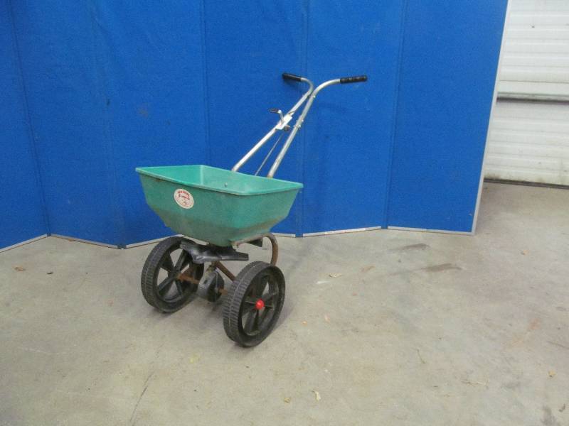 lot 360 image: Lawn Spreader