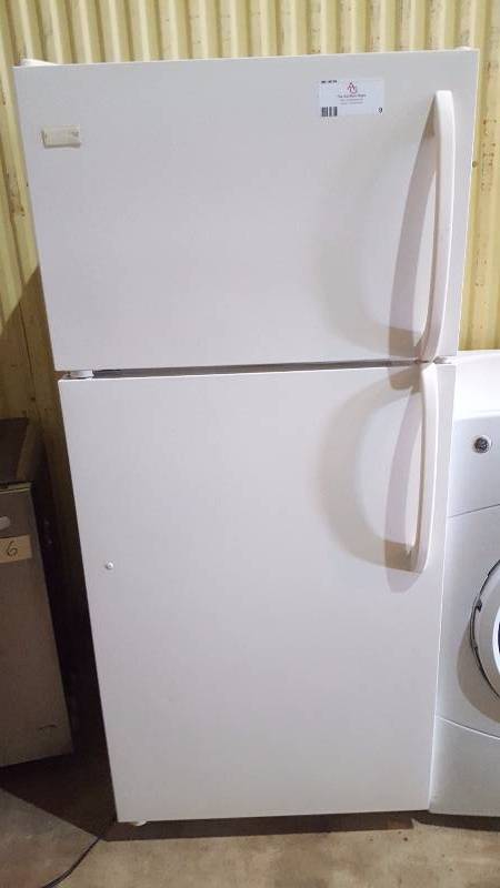 lot 9 image: Frigidaire   Refrigerator
