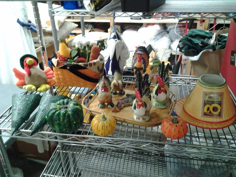 lot 19 image: Vintage Chickens Marked L&M, Fall-Thanksgiving Decor