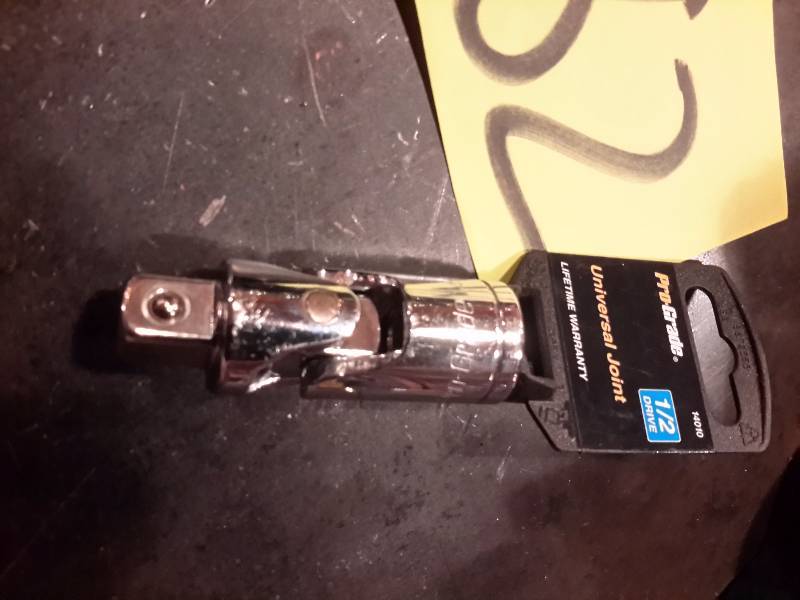 lot 82 image: 12 Pc Stubby Combination Wrench set  12 in universal Joint