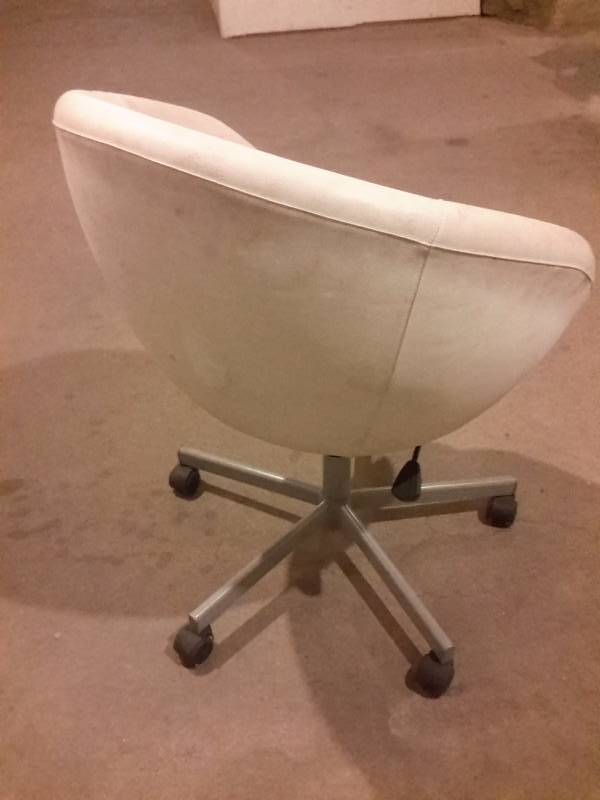 lot 46 image: Vintage Reproduction chair..
