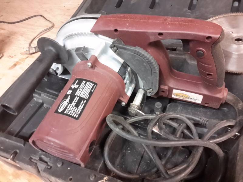 lot 28 image: Northern Industrial 7 14 in Metal Cutting Circular Saw