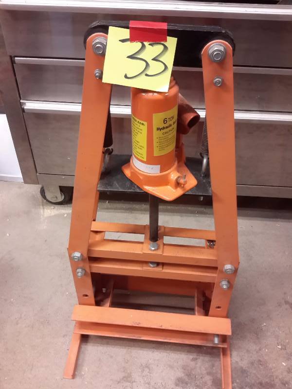lot 33 image: 6 Ton Hydraulic Jack Press